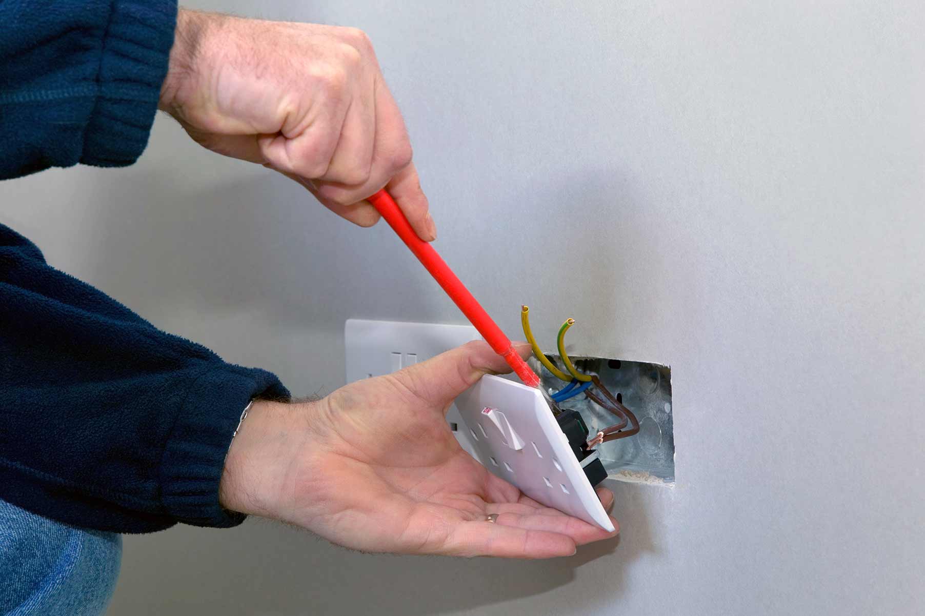 Our electricians can install plug sockets for domestic and commercial proeprties in Telford and the local area. 